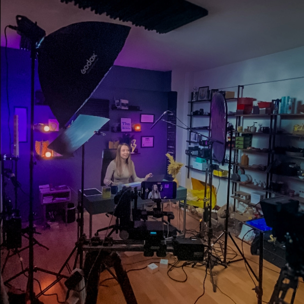 Online eğitim videosu çeken eğitmen, profesyonel stüdyoda kayıt sırasında – Pratik Okul