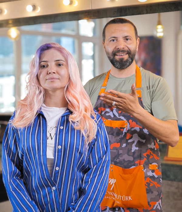 Usta eğitmenle birlikte poz veren kadın öğrenci, eğitim sonrası deneyimini paylaşıyor